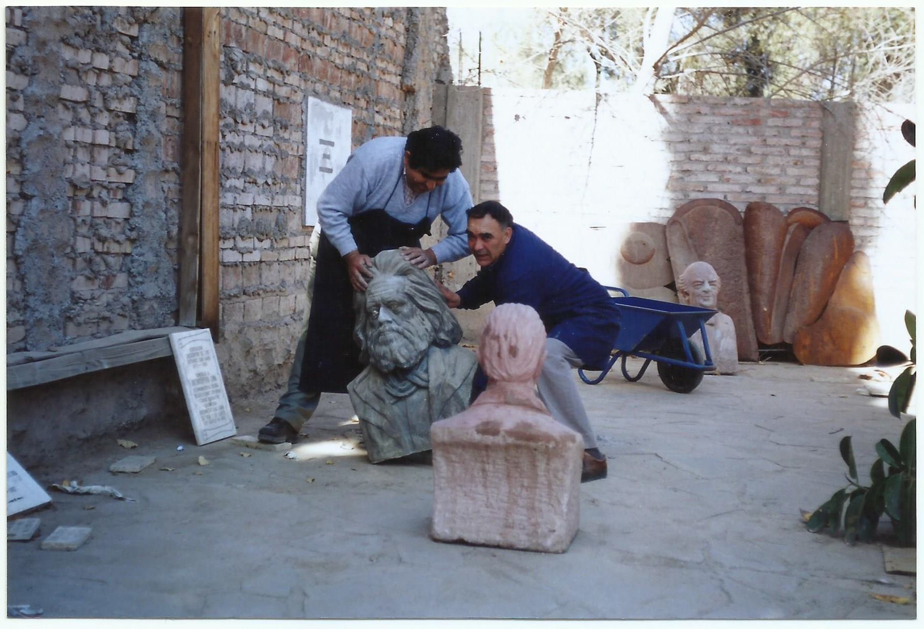 Jorge Gonsalez y Luis Oliver en la restauración de bustos del Jardín de los Poetas.