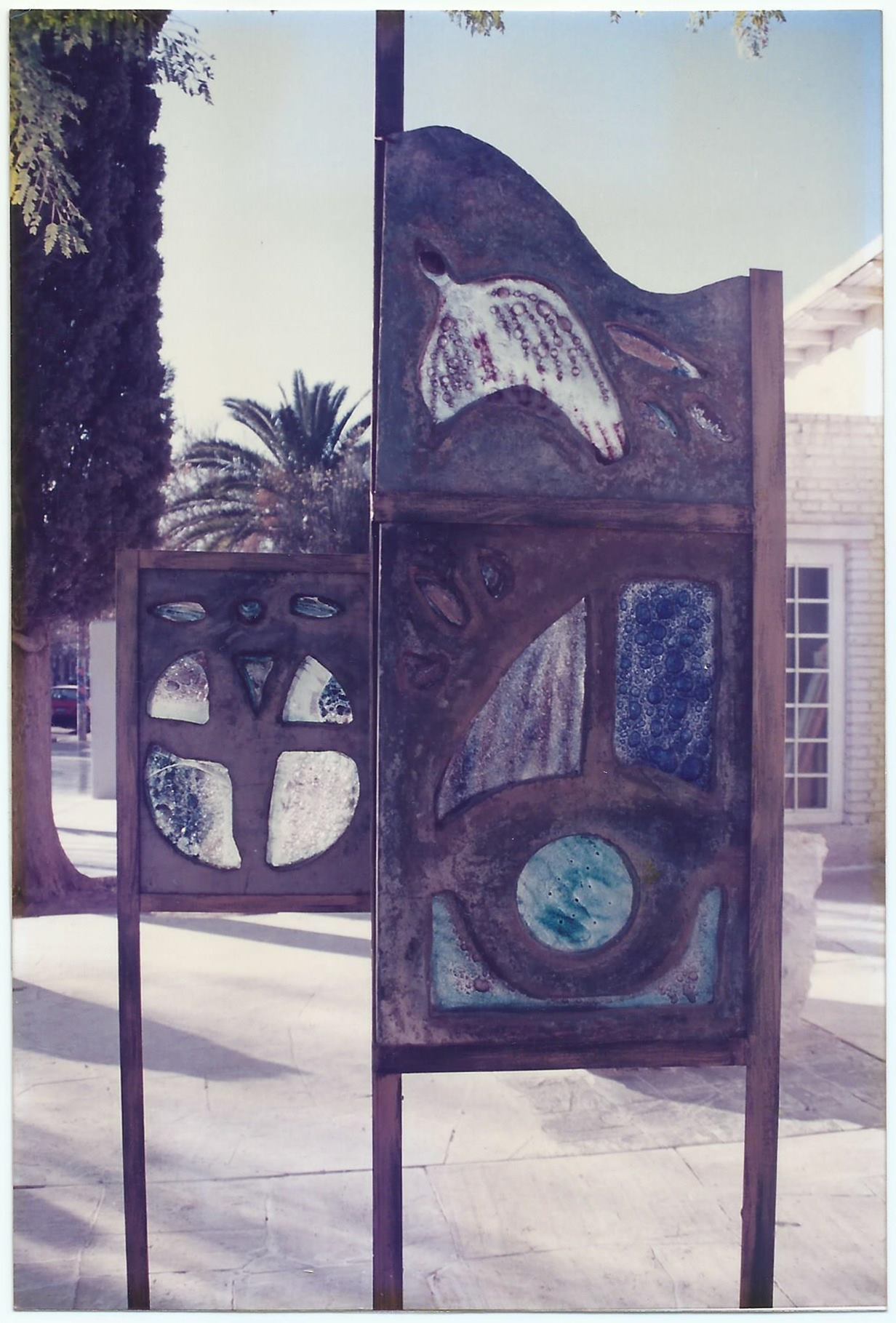 Escultura - Instalación en la fachada del Museo tornambé.