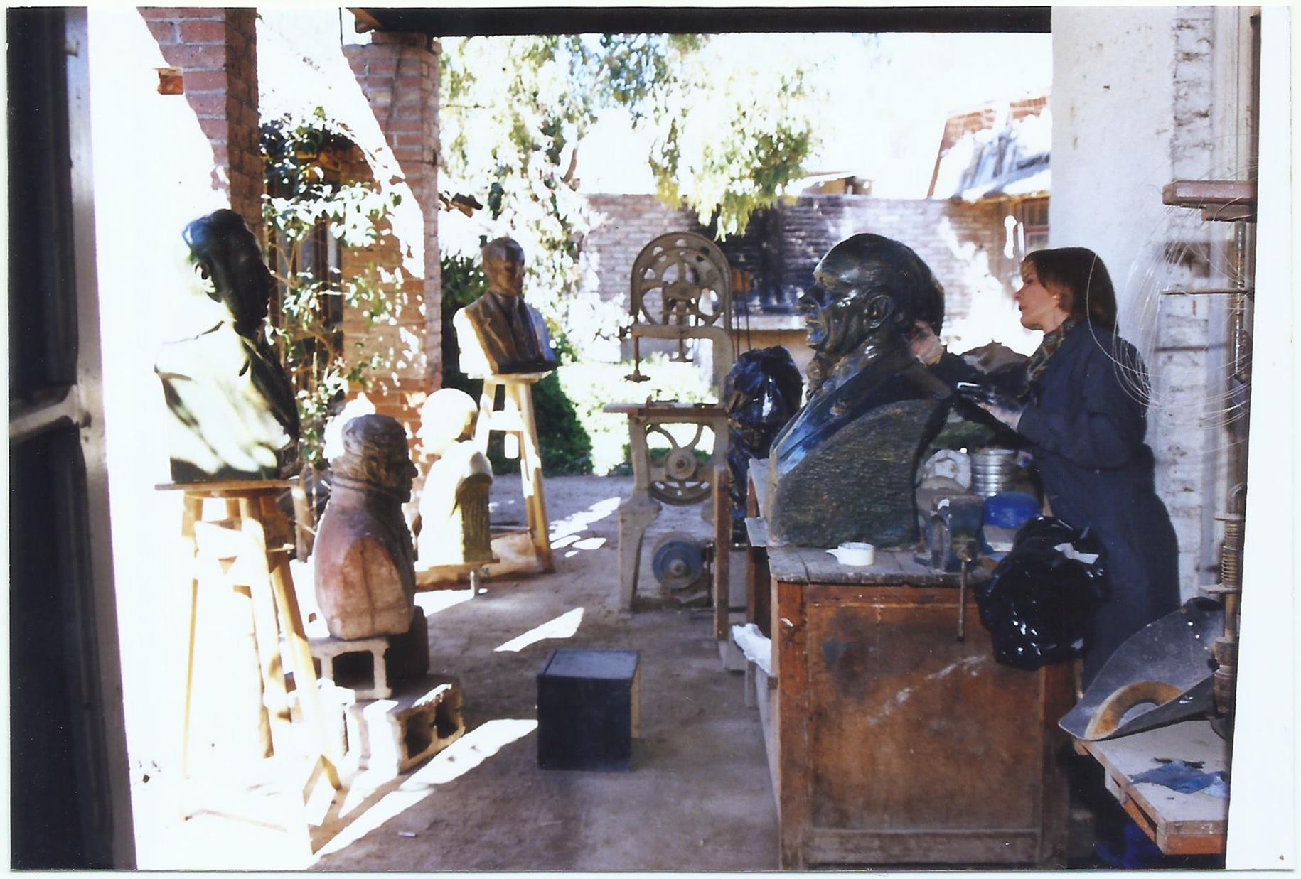 María Beatriz Dorgan restaurando bustos del Jardín de los Poetas.