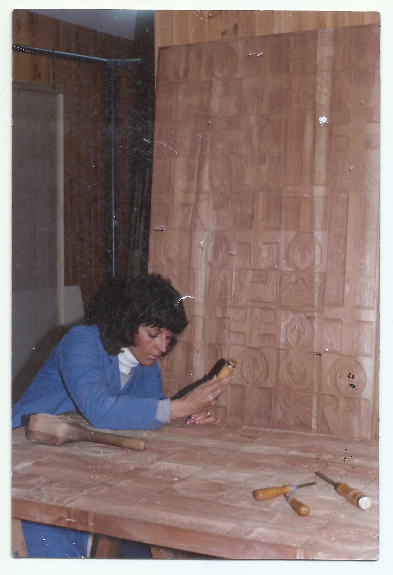 Cristina Camforte Tallando las puertas de la Parroquia de Nuestra Señora de Luján. 1985