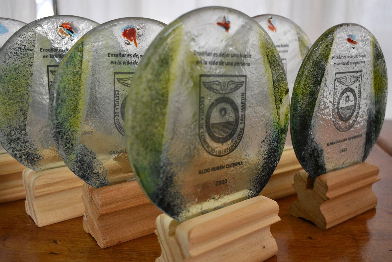 Distinciones realizadas en vidrio y madera por encargo