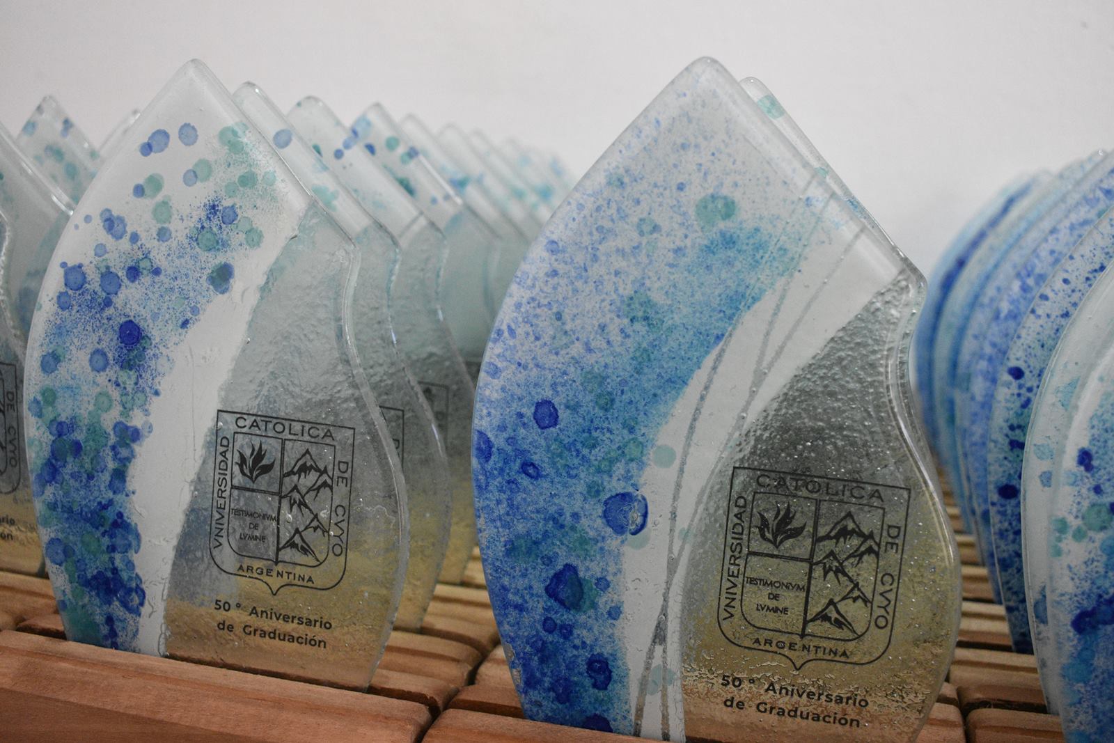 Distinciones realizadas en vidrio y madera por encargo