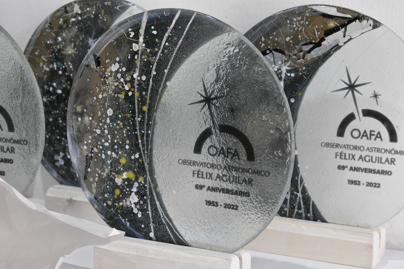 Distinciones realizadas en vidrio y madera por encargo